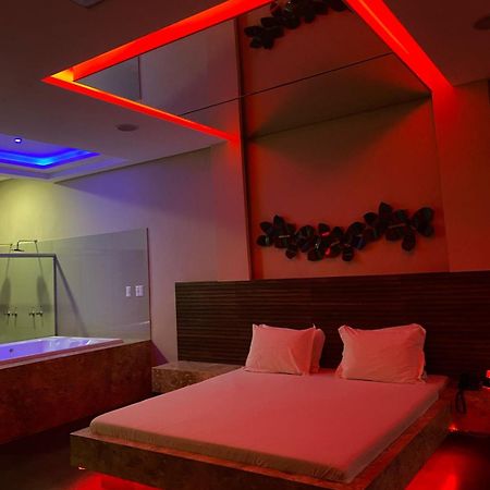 Motel Paris 阿帕雷西达迪戈亚尼亚 外观 照片